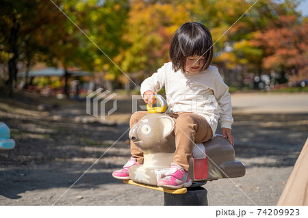 公園で遊ぶ子供 74209923