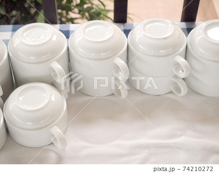 Many rows of white ceramic coffee cup 74210272