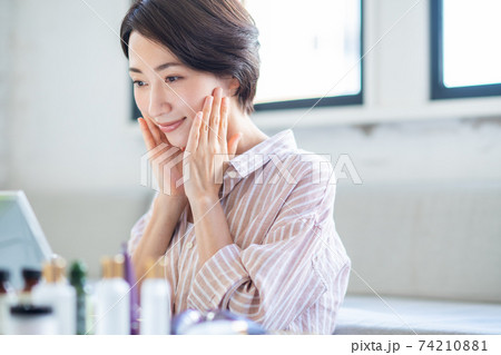 鏡を見るミドルの女性 74210881