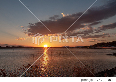 冬の涸沼夕景に筑波山【親沢公園側】 冬の涸沼夕景に筑波山【親沢公園側】 74211301