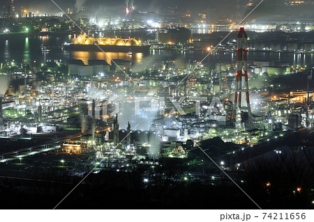 岡山県倉敷市の水島コンビナートの美しい工場夜景 岡山県倉敷市の水島コンビナートの美しい工場夜景 74211656