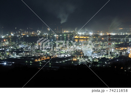 岡山県倉敷市の水島コンビナートの美しい工場夜景 岡山県倉敷市の水島コンビナートの美しい工場夜景 74211658
