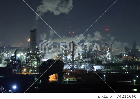 岡山県倉敷市の水島コンビナートの美しい工場夜景 岡山県倉敷市の水島コンビナートの美しい工場夜景 74211660