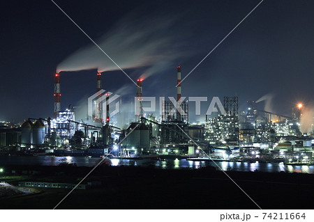 岡山県倉敷市の水島コンビナートの美しい工場夜景 岡山県倉敷市の水島コンビナートの美しい工場夜景 74211664