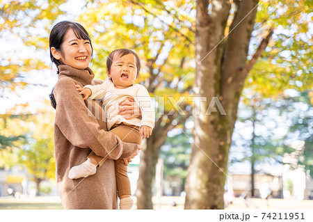 秋の公園で遊ぶ赤ちゃんとママ 号泣 の写真素材 秋の公園で遊ぶ赤ちゃんとママ 号泣 の写真素材