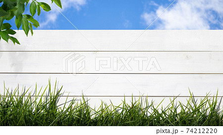 白い柵と芝の素材 - 複数のバリエーションがあります 74212220