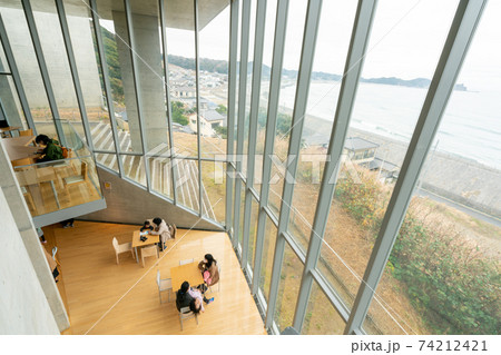 絵本美術館まどのそとのそのまたむこう　天井まで届く絵本の書架は圧巻 74212421