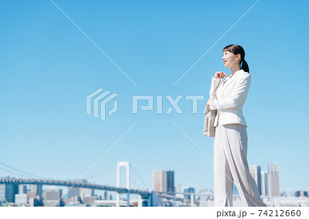 ビジネスパーソン　屋外 74212660
