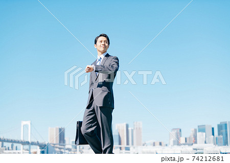 ビジネスパーソン　屋外 74212681