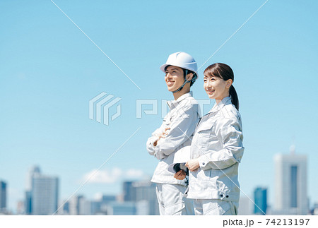 ビジネスパーソン 屋外 ビジネスパーソン 屋外 74213197
