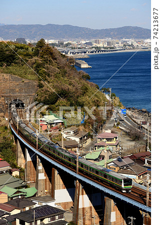 小田原市街地をバックに走るE233系電車 小田原市街地をバックに走るE233系電車 74213677