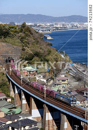 小田原市街地をバックに走るEF210-168コンテナ貨物列車 74213682
