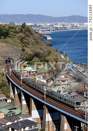 小田原市街地をバックに走るE231系電車 小田原市街地をバックに走るE231系電車 74213685