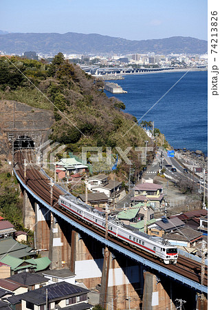 小田原市街地をバックに走るE491系電車 74213826
