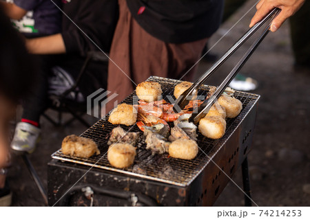 バーベキューでお肉やおにぎりを焼いているシーンの写真素材