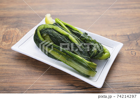 浅漬け野沢菜の皿盛り 74214297