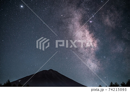 山梨全国育樹祭記念広場からの富士山と天の川 74215093