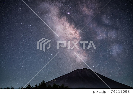山梨全国育樹祭記念広場からの富士山と天の川 74215098