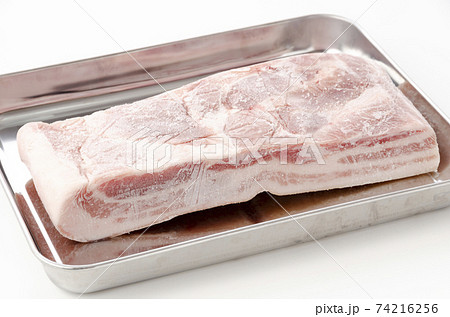 冷凍の豚バラ肉（ブロック肉） 74216256