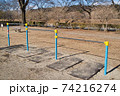 公園で遊ぶための子供の鉄棒 74216274