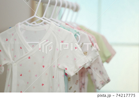 ベビー服を洗濯機で水通しして出産準備をする 74217775