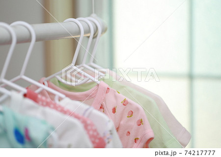 ベビー服を洗濯機で水通しして出産準備をする ベビー服を洗濯機で水通しして出産準備をする 74217777