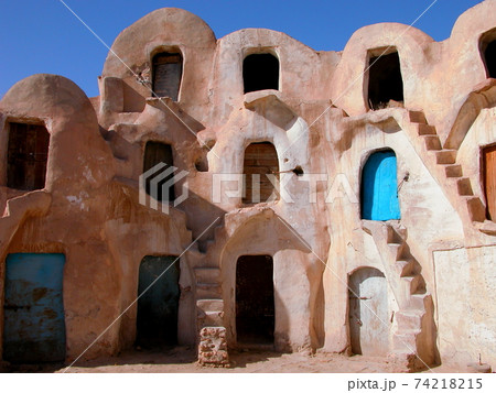 チュニジア　メドニン　穀物倉庫として使われていたクサール、ゴルファ 74218215