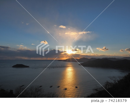 万葉の岬から見る播磨灘の夕景　万葉の岬からの夕日 74218379