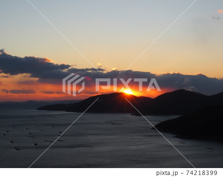 万葉の岬から見る播磨灘の夕景　万葉の岬からの夕日 74218399