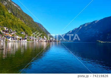 Nice view of the mountain village and lake in the mountains in Austria. selective focus. 74219826