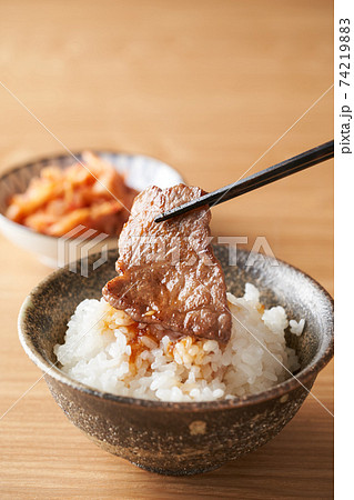焼肉をご飯と共に食す 74219883