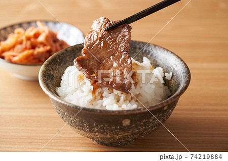 焼肉をご飯と共に食す 焼肉をご飯と共に食す 74219884