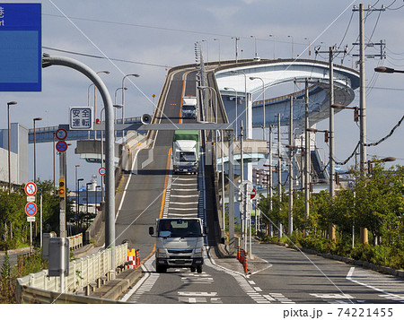 急勾配の登り坂が続くなみはや大橋 74221455
