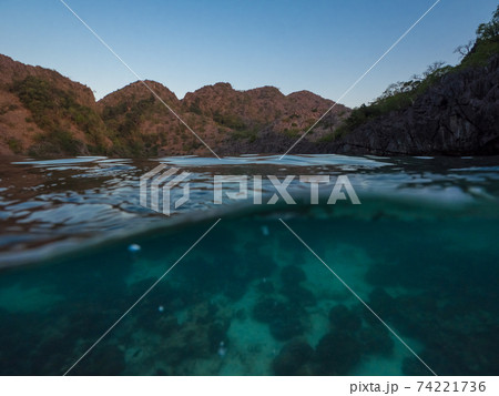 ラグーンの半水面写真 (メルギー諸島、ミャンマー) 74221736