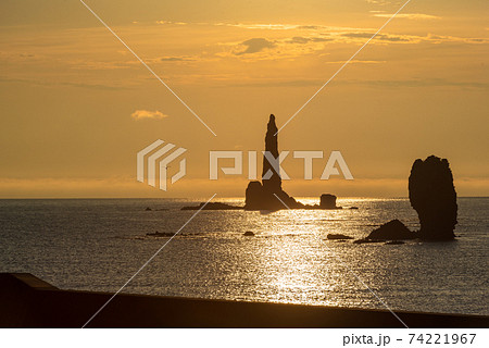 朝日とシルエットのローソク岩 / 北海道余市町 74221967