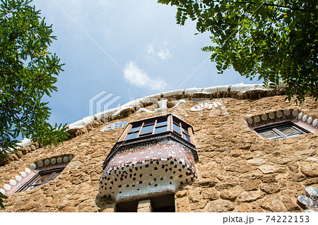 スペインバルセロナのグエル公園にあるタイル張りの飾りのついた石造りの建物 スペインバルセロナのグエル公園にあるタイル張りの飾りのついた石造りの建物 74222153