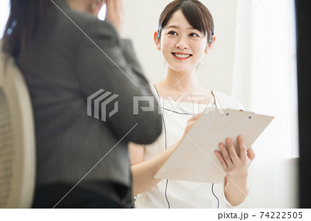 美容のカウンセリングをするエステサロンの女性スタッフ 74222505