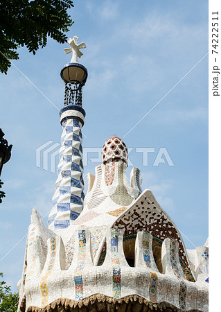 スペインバルセロナのグエル公園にある鮮やかなタイル張りの飾りのついた石造りの建物の写真素材