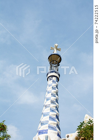 スペインバルセロナのグエル公園にある鮮やかなタイル張りの飾りのついた塔の写真素材