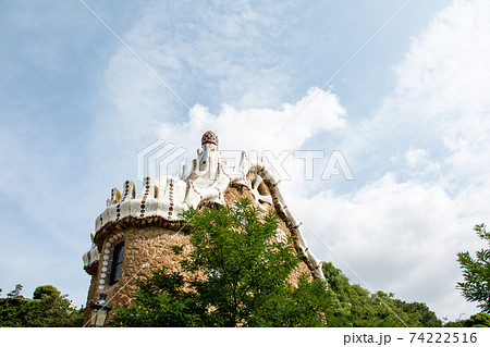 スペインバルセロナのグエル公園にある鮮やかなタイル張りの飾りのついた石造りの建物の写真素材