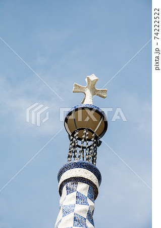 スペインバルセロナのグエル公園にある鮮やかなタイル張りの飾りのついた塔 74222522