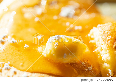 お皿に盛りつけたパンケーキ お皿に盛りつけたパンケーキ 74222695