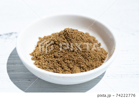 ガラムマサラ（ garam masala）、インドカレー用のスパイス：シナモン、クローブ、ナツメグな 74222776