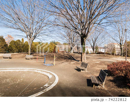 冬の公園　郊外の住宅地 74222812