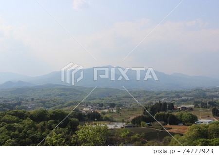 花粉で霞んだ美しい山の風景 74222923