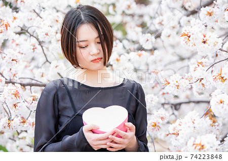 桜 プレゼント若い女性 74223848