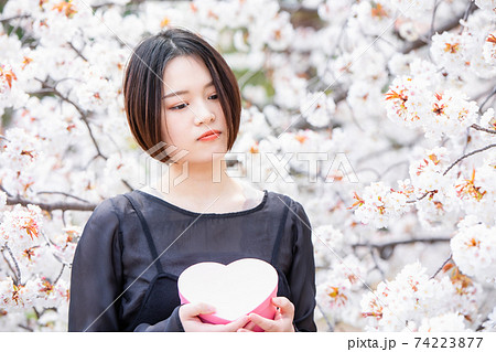 桜 プレゼント若い女性 桜 プレゼント若い女性 74223877