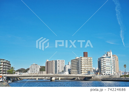 片瀬漁港から見た片瀬江ノ島方面 74224686