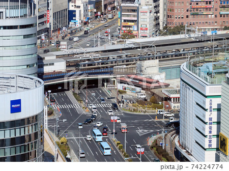 三ノ宮駅を出る223系新快速 74224774