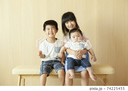 3人兄弟の写真素材 [74225455] - PIXTA